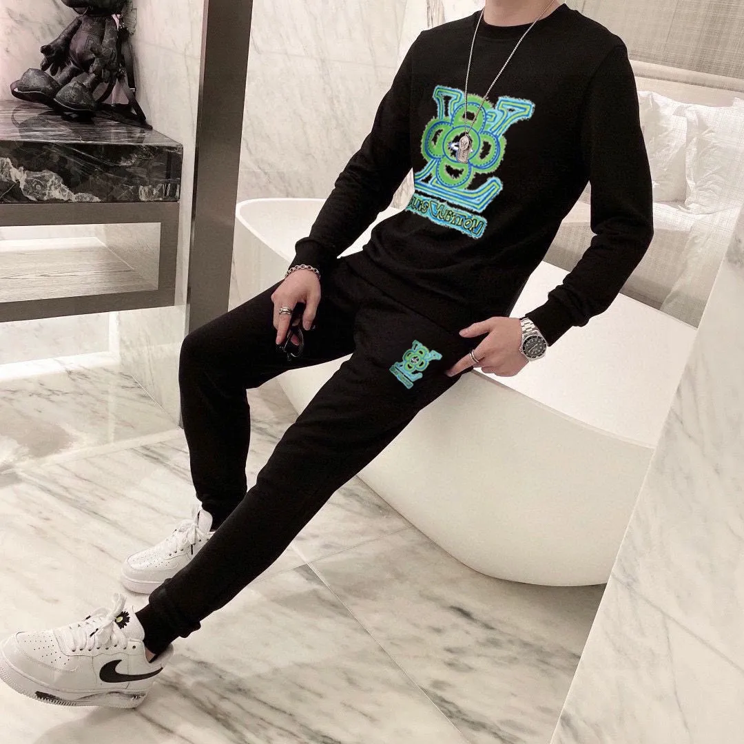 🅿️380 direct batch [LV Louis Vuitton] (Fat Man Gospel) hot-selling suit is coming. Focus on the original version of the official website. 2025 new hot-selling sweatshirt suit. The original order is the best. 🇭🇰The meticulous work of top designers. Just for a fitting and perfect upper body effect. 100% natural high-quality Roman cotton, close-fitting comfort, noble and elegant! Original hardware embodies elegance and nobility! Counter size: M-5XL (maximum wear up to 220 pounds)